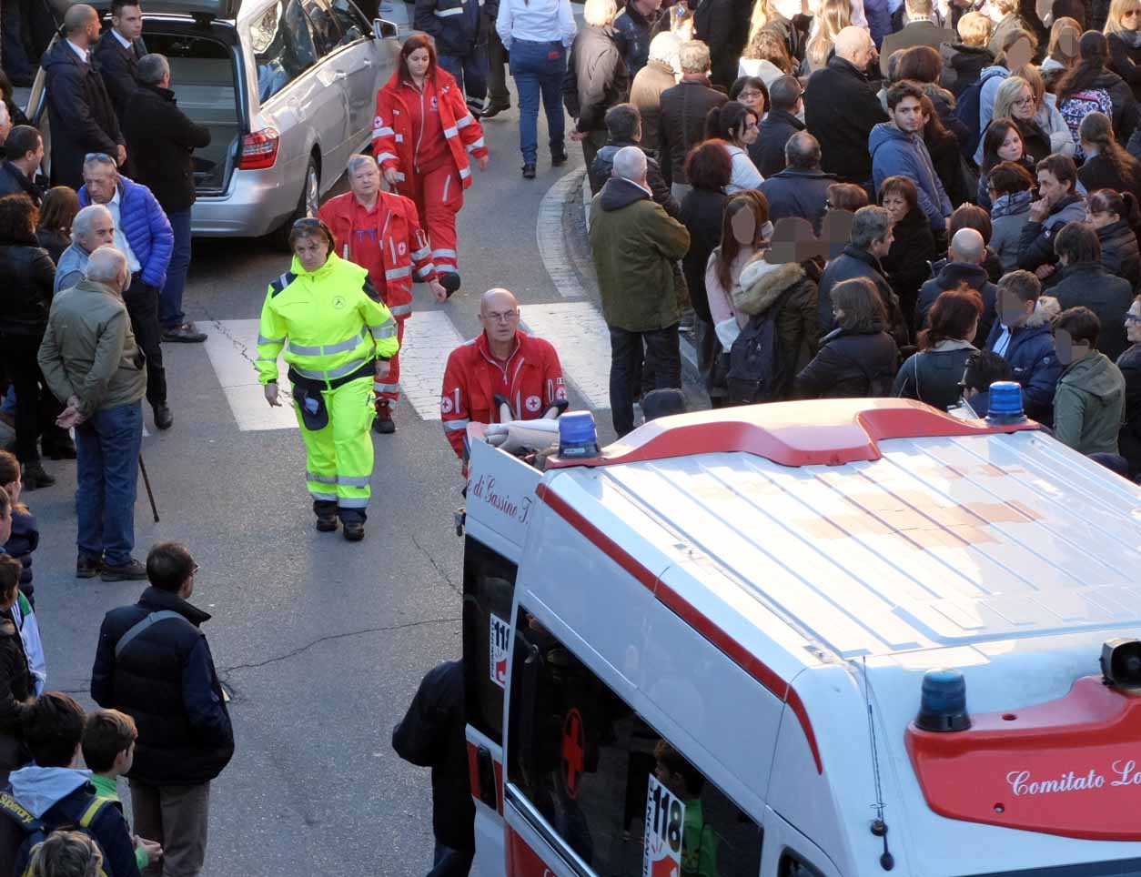 Si sente male al funerale di Beatrice