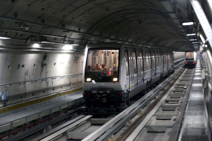 Scaricato da una ragazza perché va all’appuntamento in metropolitana