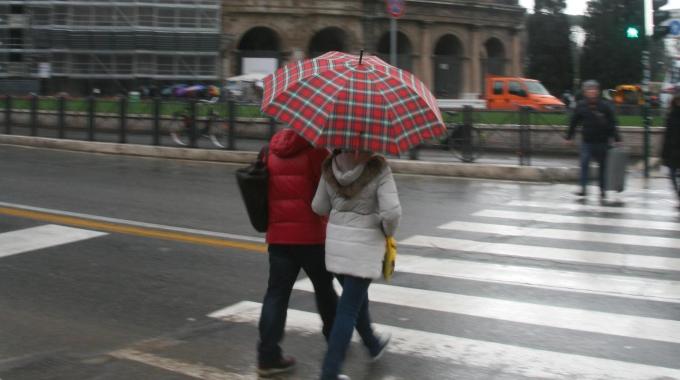 Meteo è allerta gialla con temporali e vento