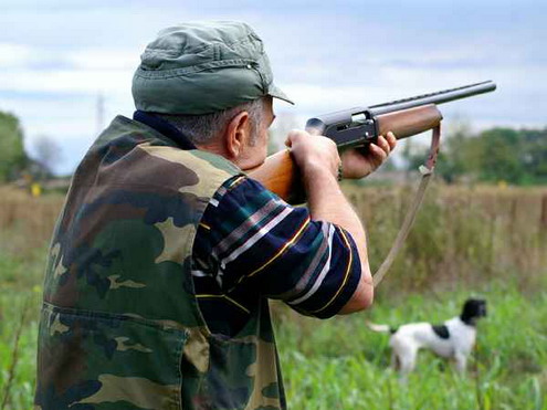 Apre la caccia, spari vicino alle case