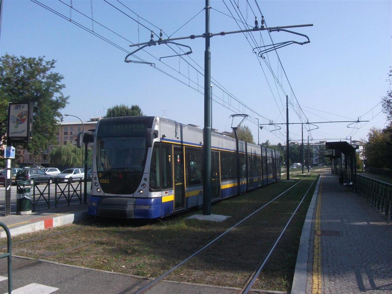 Donna investita da un tram, grave al Cto