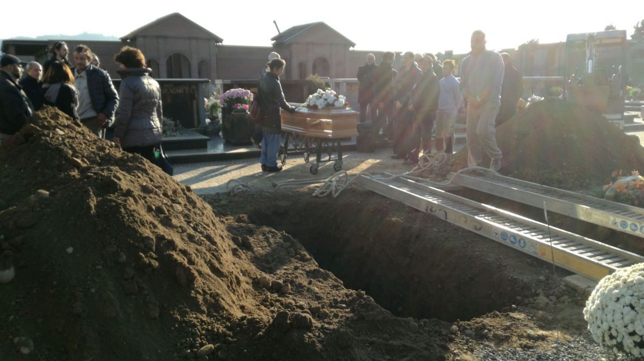 Funerali Geppo saluto degli amici VIDEO