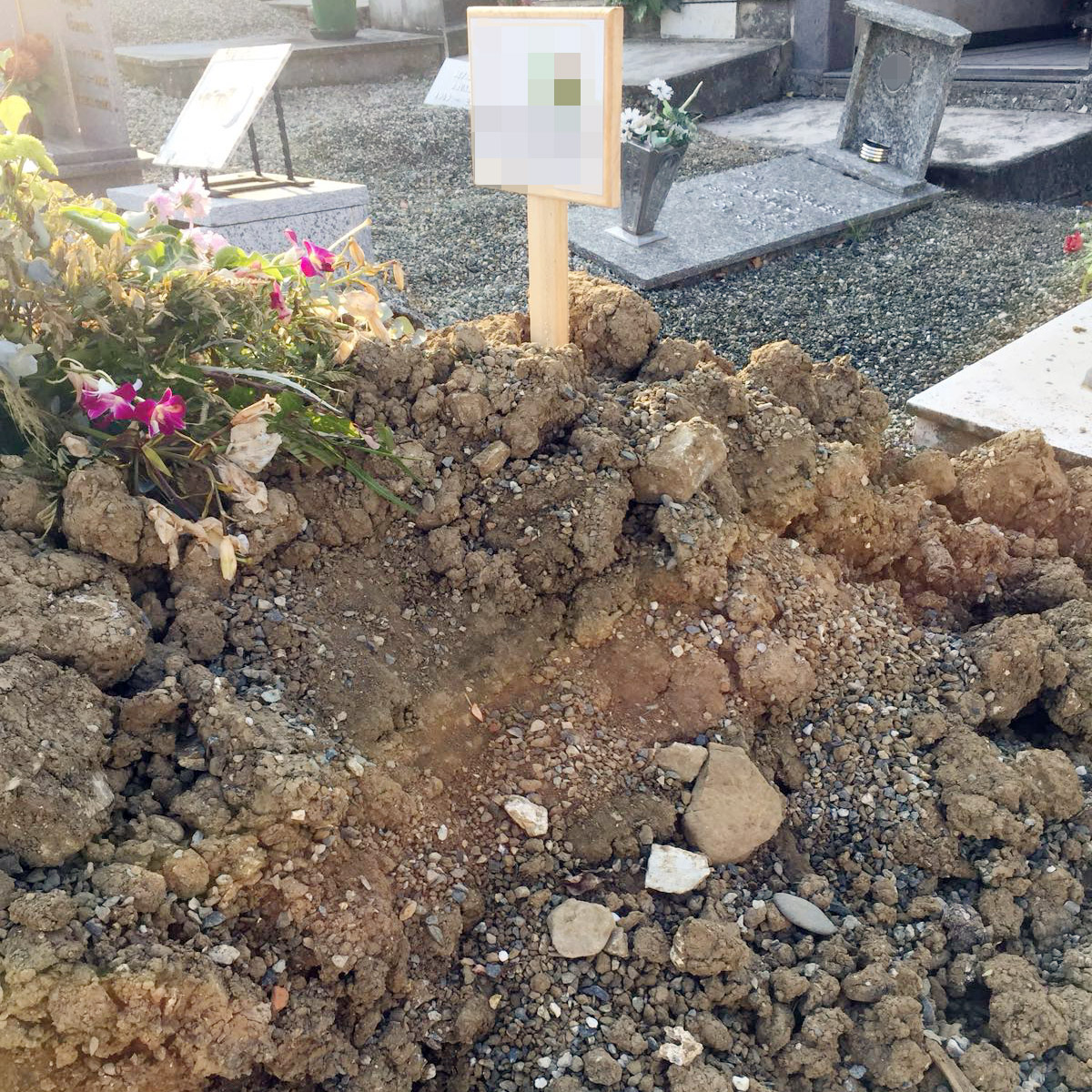 Ossa e scavi al cimitero parenti sotto shock