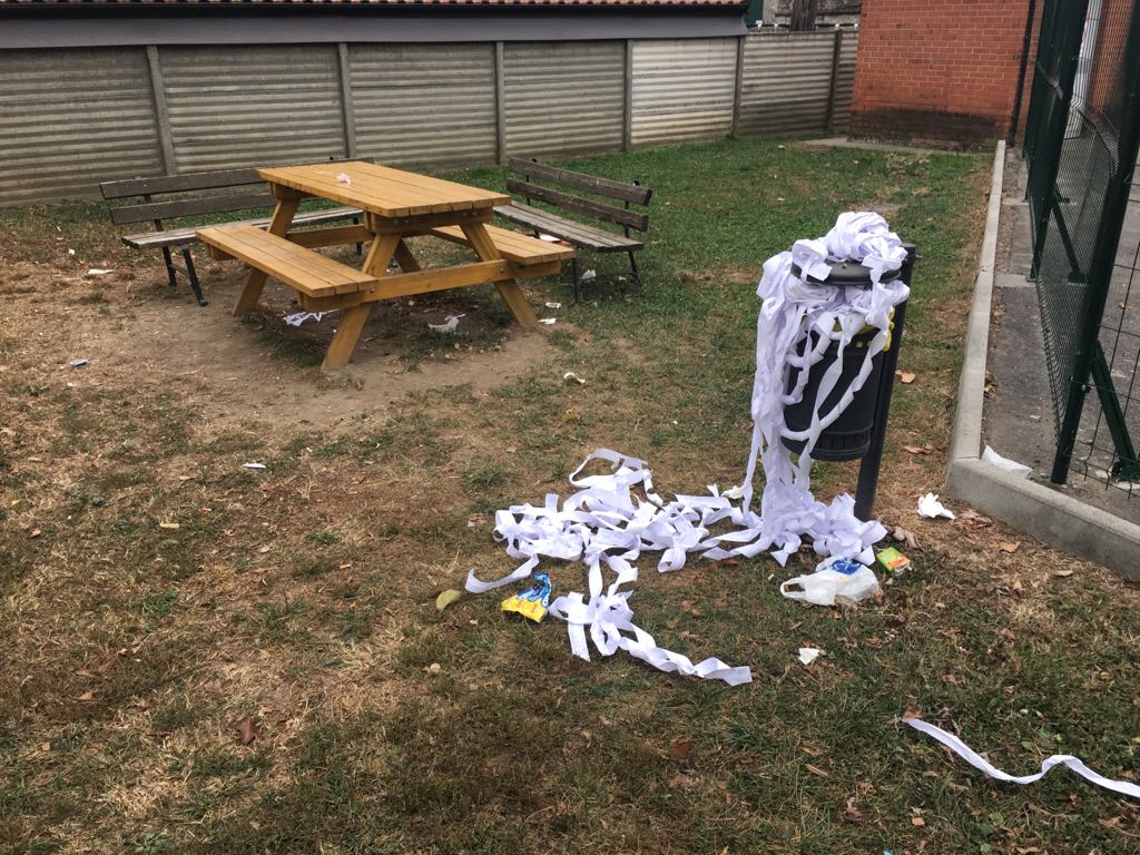 Vandali parco giochi scontrini e sporco ovunque LE FOTO