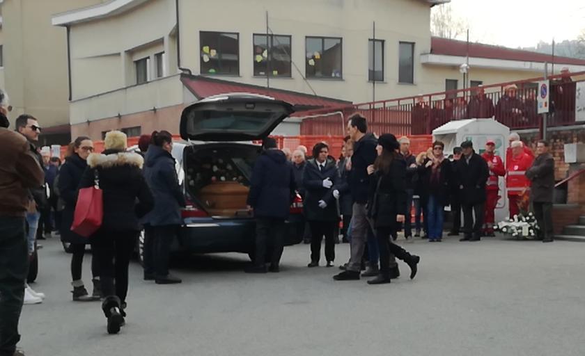 Trovato morto giovane imprenditore l’ultimo saluto I VIDEO