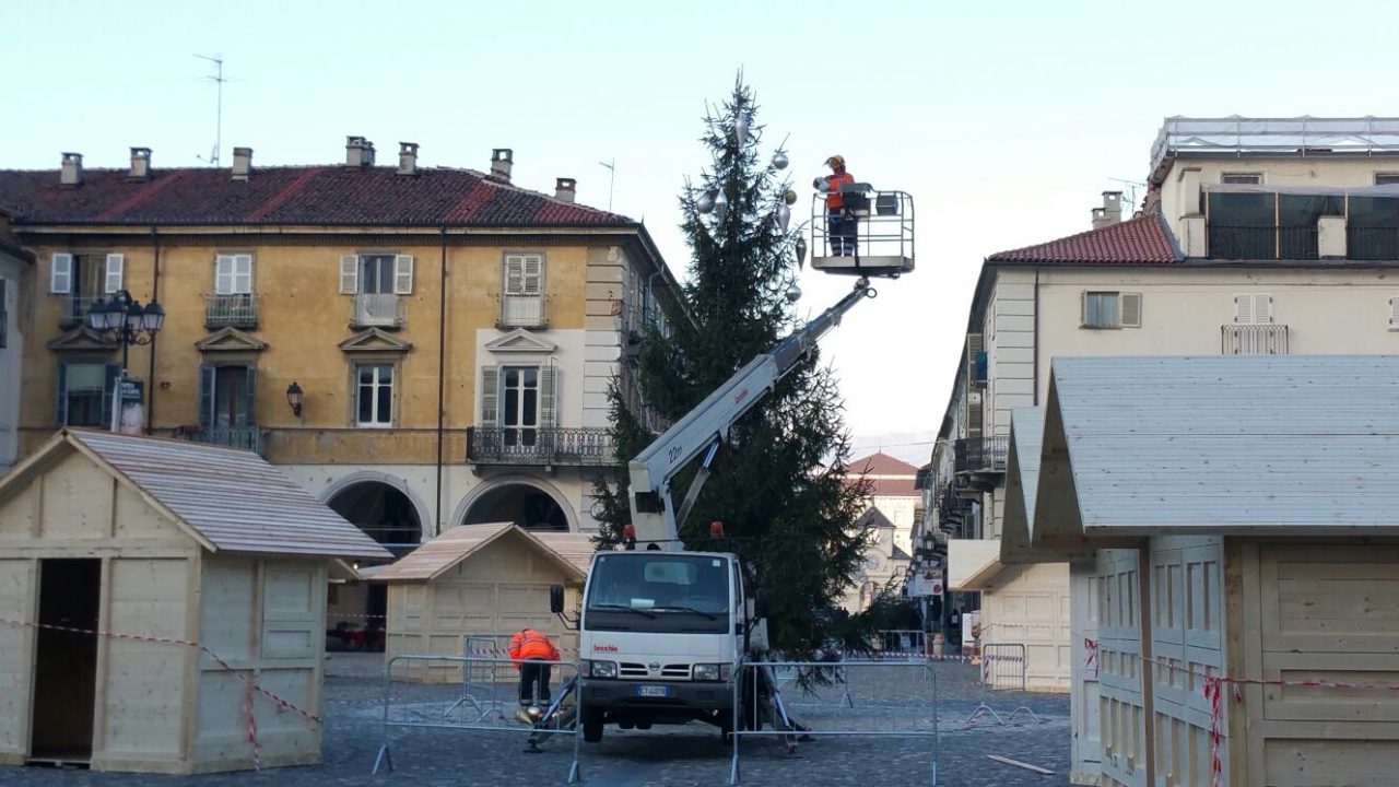 Albero di Natale lavori in corso in centro