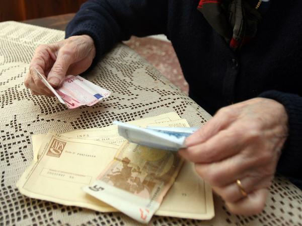 Obbligava l’anziano parente a dargli i soldi: arrestato