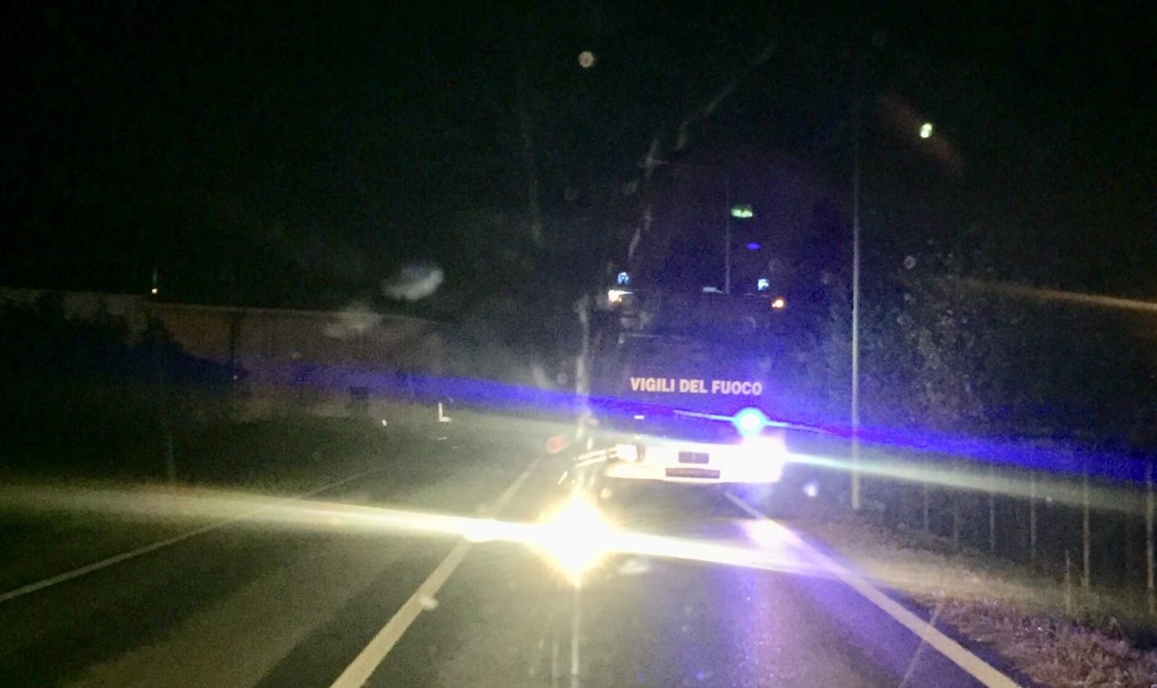 Incendio lampione strada completamente al buio