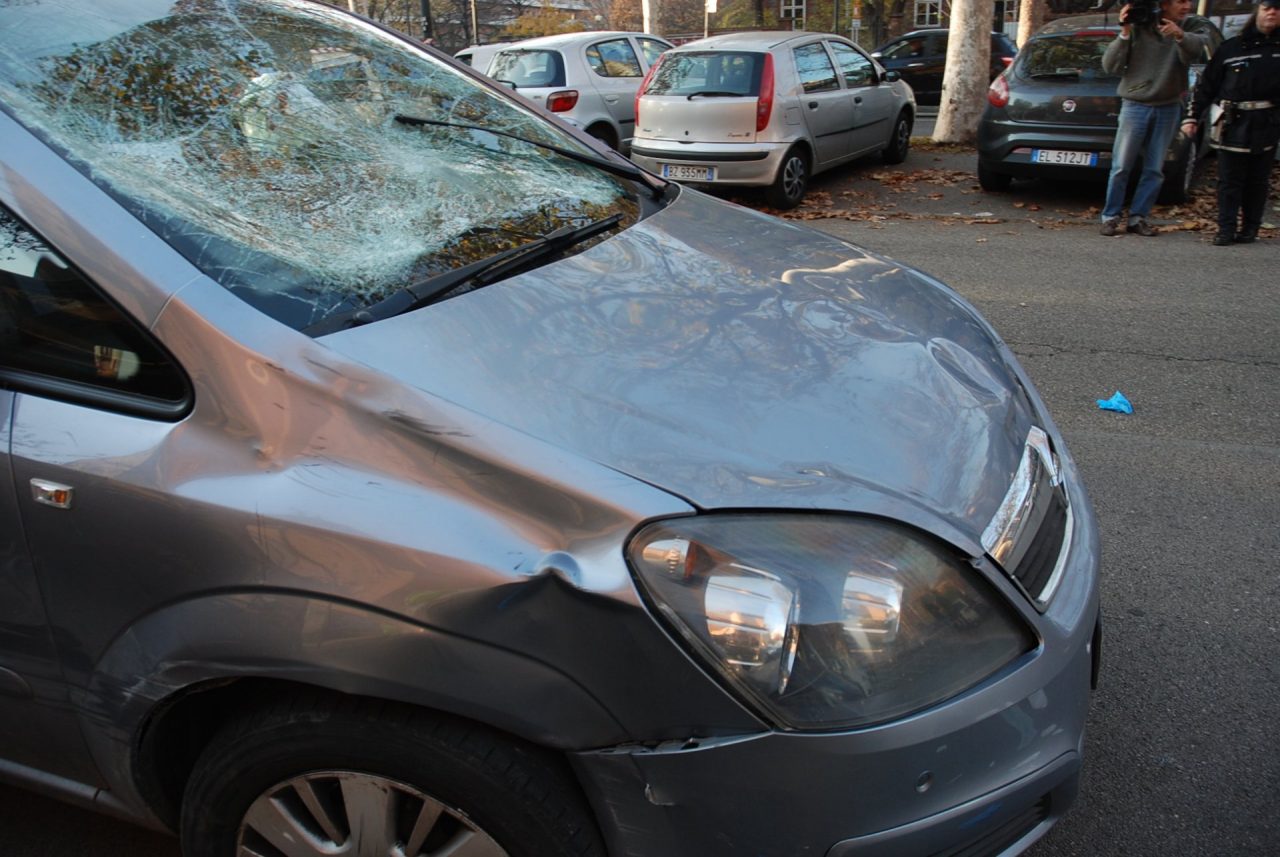 Auto investe sei persone due gravissime