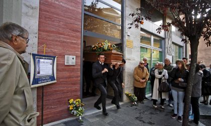 Morto Pietro Aragno tanta gente ai funerali. Le foto