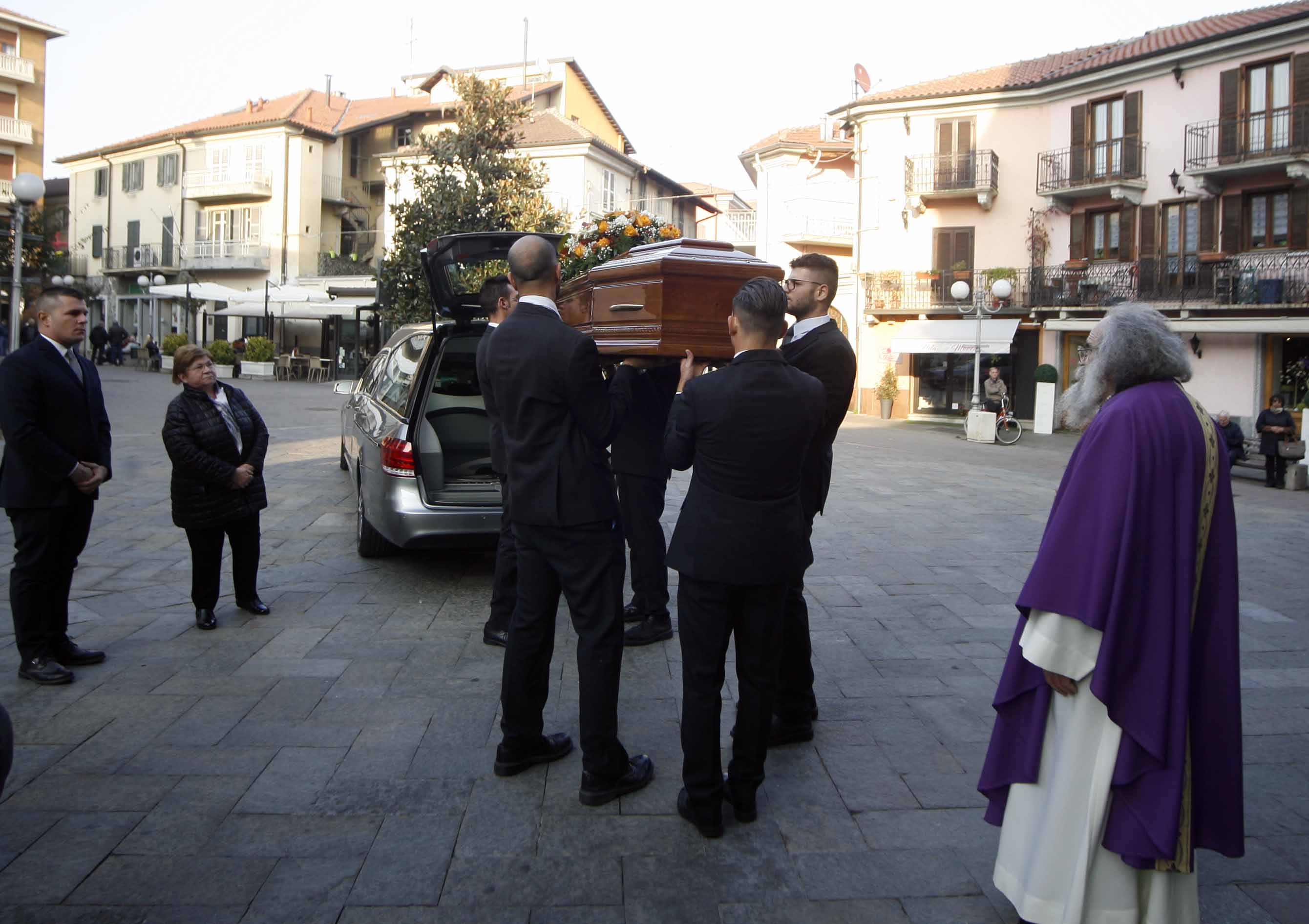 Morto Pietro Aragno tanta gente ai funerali