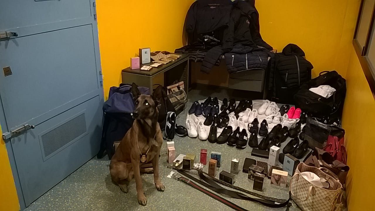 Abiti contraffatti sequestrati poco fa in pieno centro