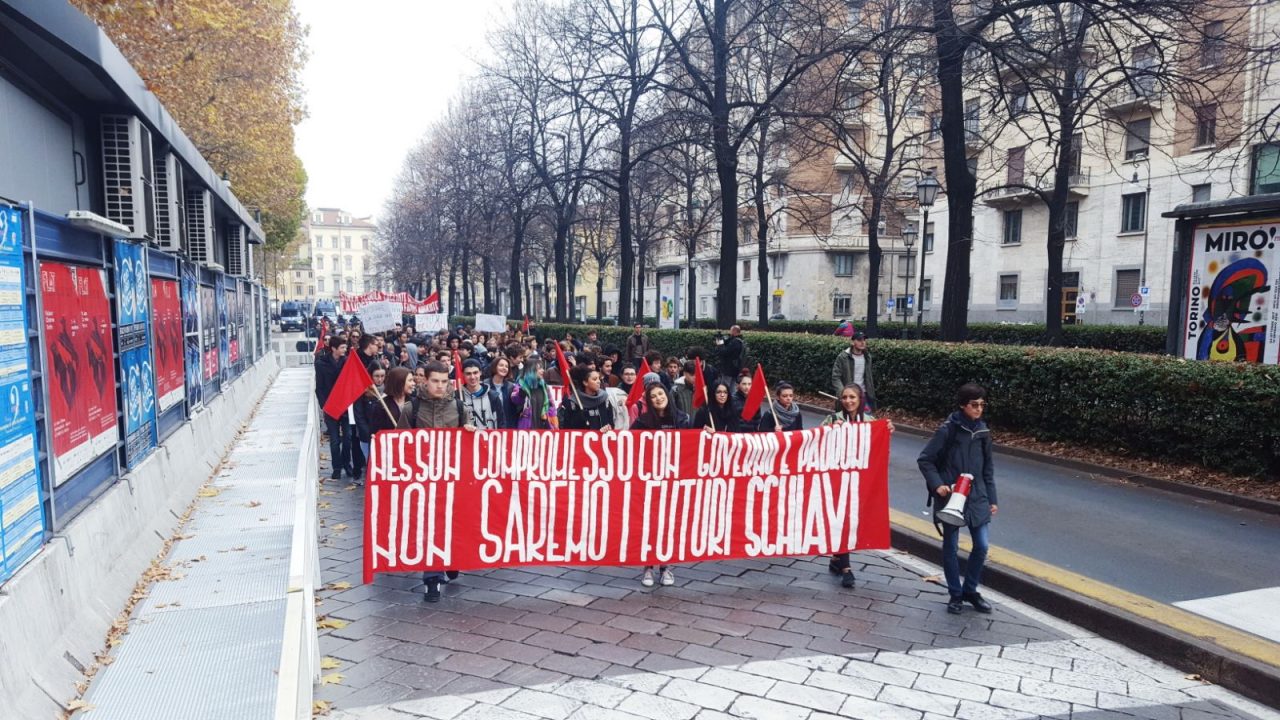 Protesta studenti contro sfruttamento e precarietà LE FOTO