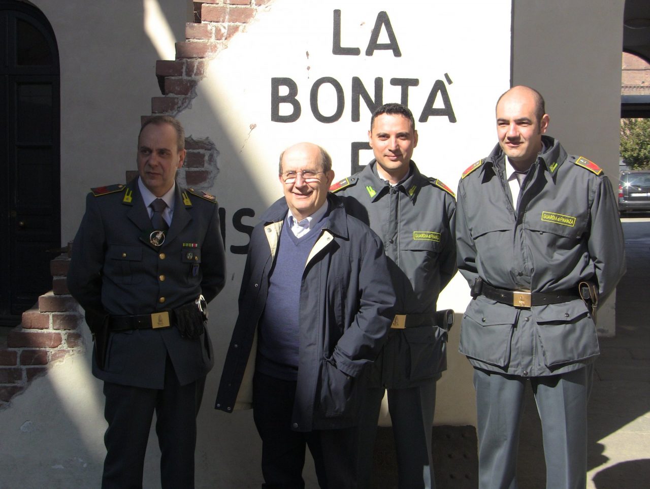 Abbigliamento falso donato ai poveri dalla Finanza