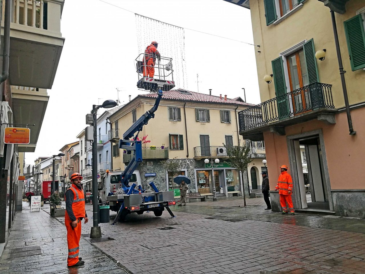 Luci natalizie installate in centro città