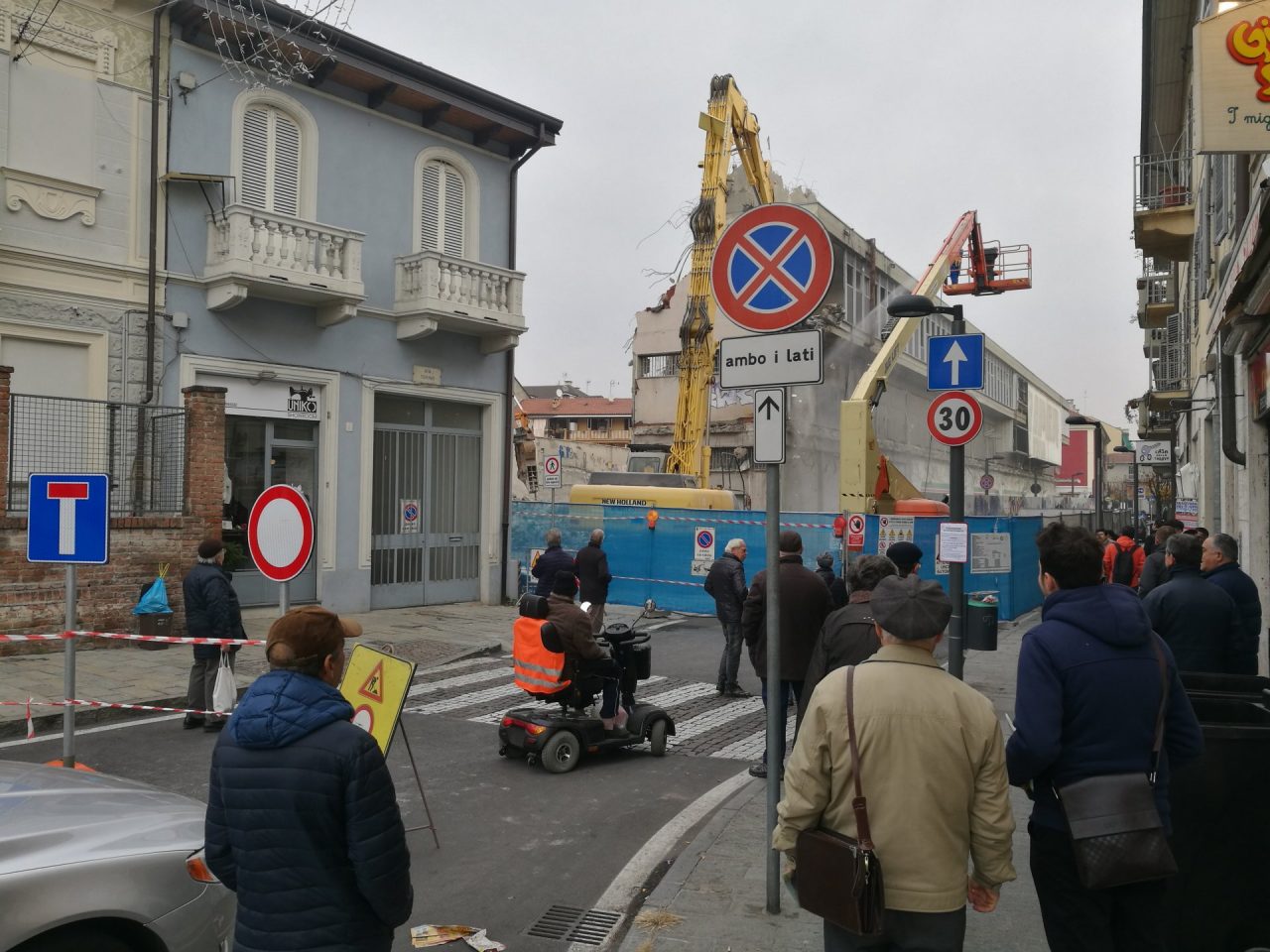 Ex Standa decine di curiosi per l’abbattimento FOTO e VIDEO