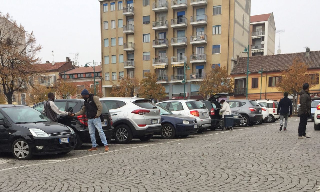 Parcheggiatori abusivi in piazza D’Armi
