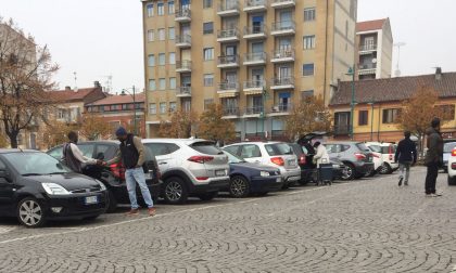 Parcheggiatori abusivi in piazza D'Armi