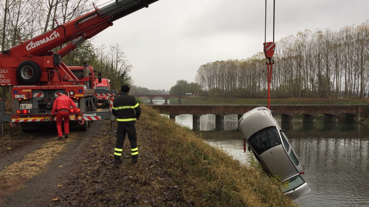 Auto nel canale