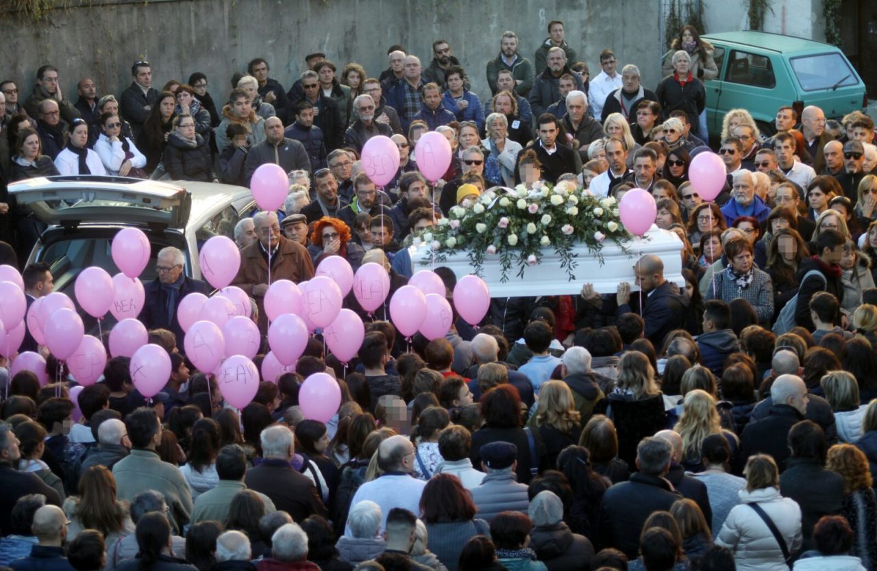Funerali Bea paese saluta la piccola IL VIDEO