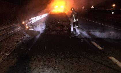 Auto prende fuoco sulla Sp501
