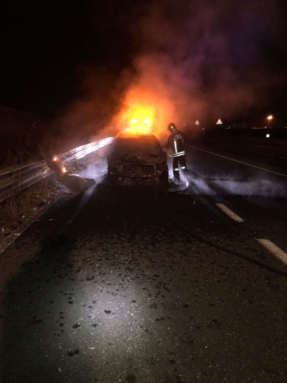 Auto prende fuoco sulla Sp501