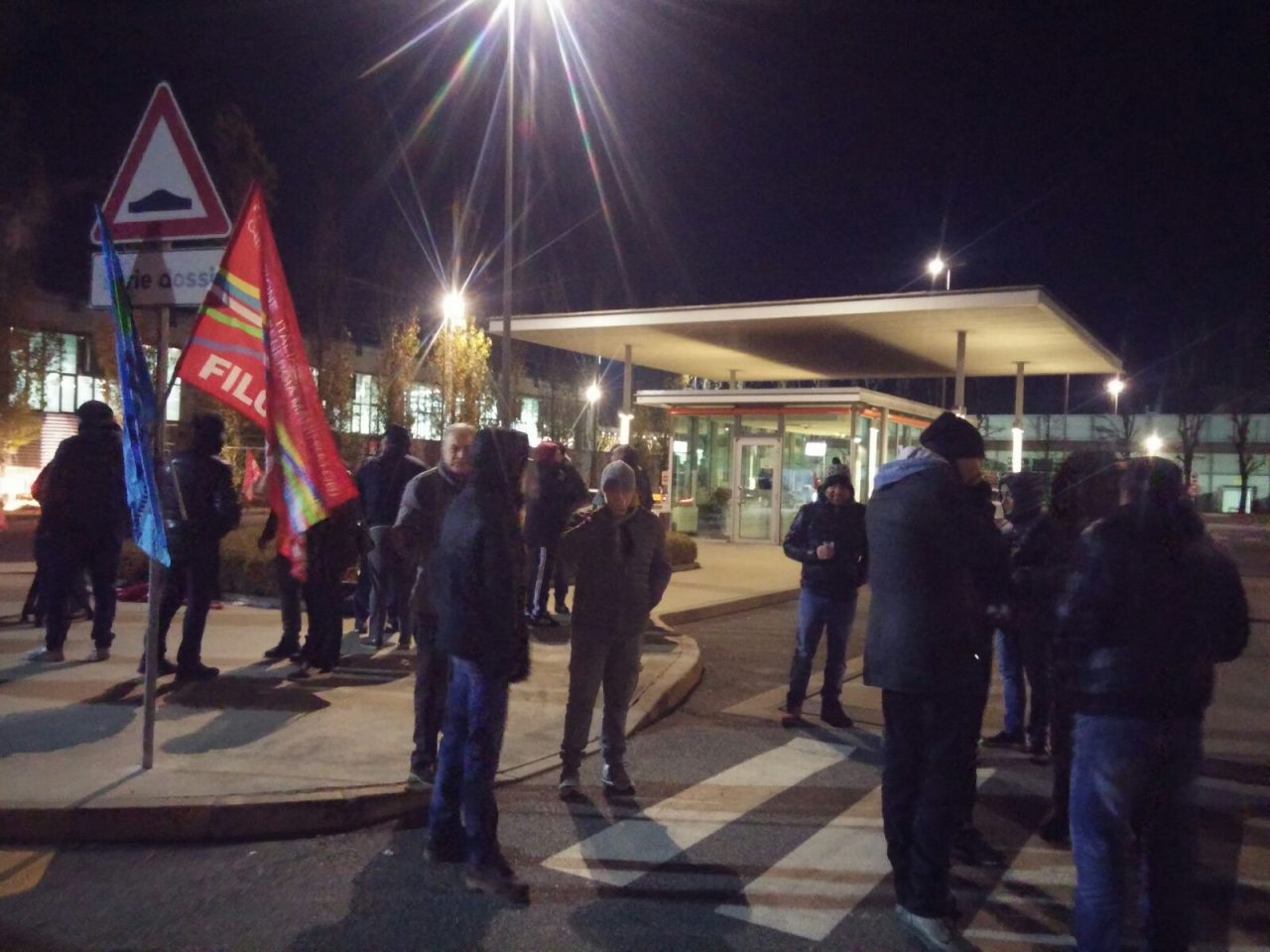 Sciopero Pirelli presidio davanti cancelli