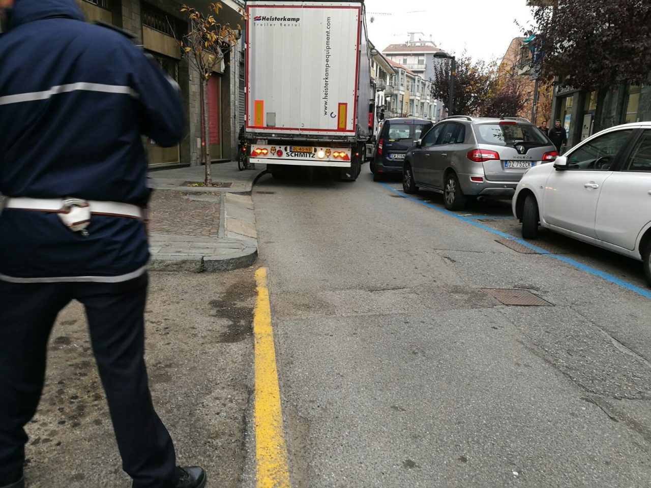 Bilico incastrato in via Italia intervengono i vigili