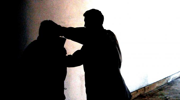Attira il rivale in amore in cantina a Chivasso e lo «massacra»
