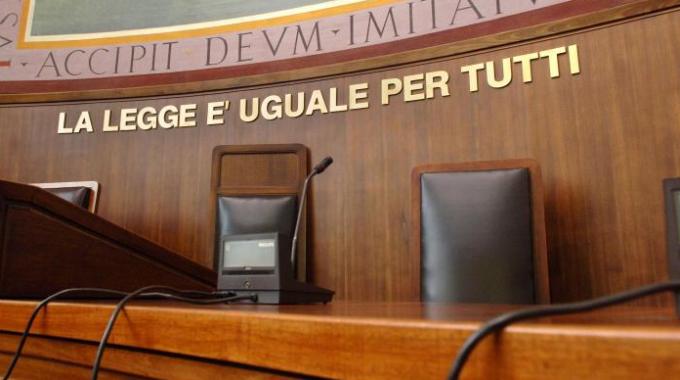 Commerciante colpisce negoziante e carabiniere arrestato