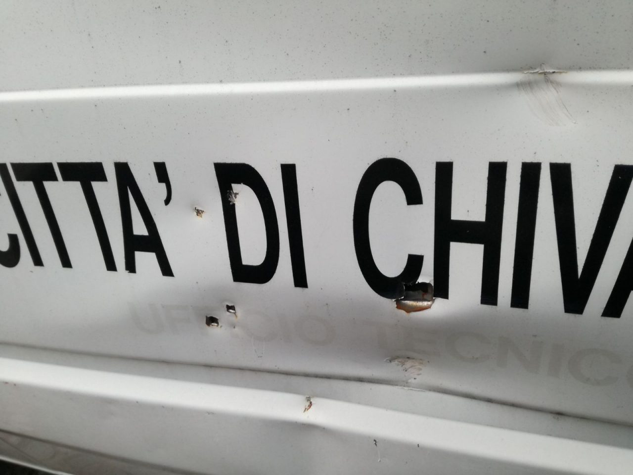 Auto comunali devastate a picconate