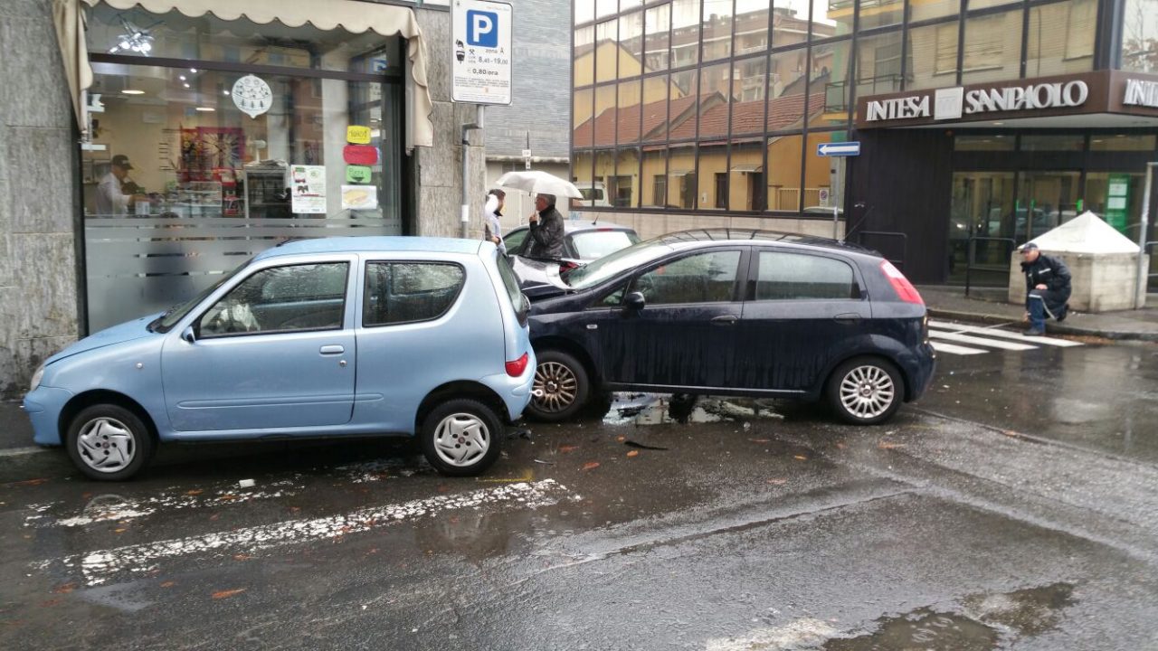 Incidente stradale auto si schiantano davanti al bar