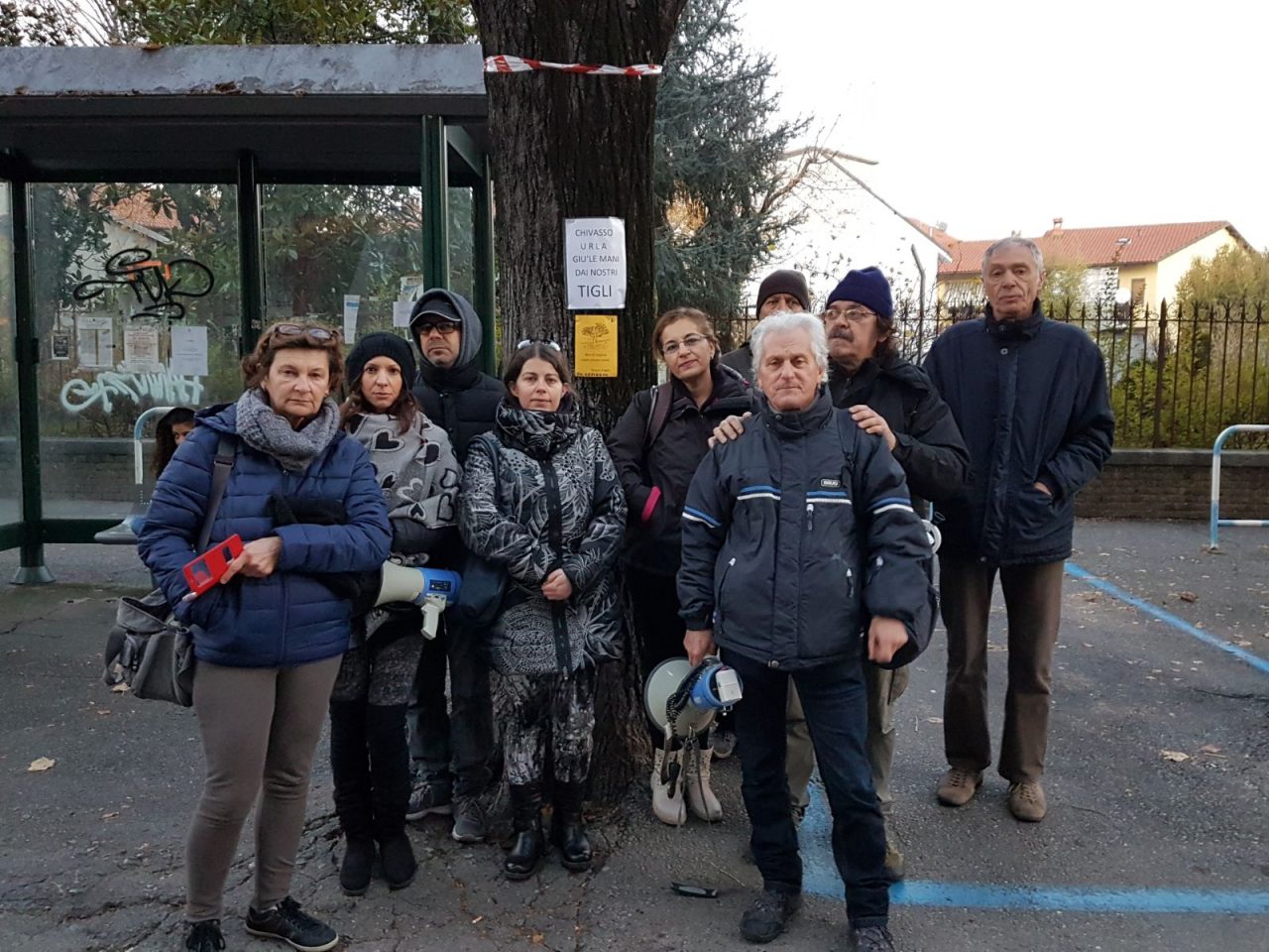Protesta ambientalisti contro taglio tigli fermano i mezzi