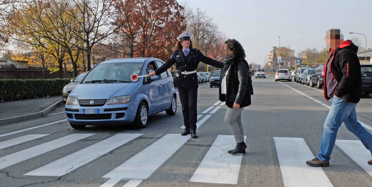 Stop al traffico davanti a scuola