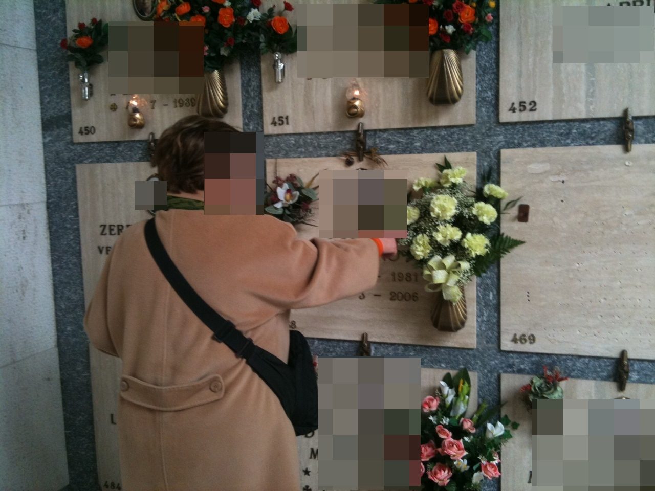 Furto fiori cimitero la denuncia