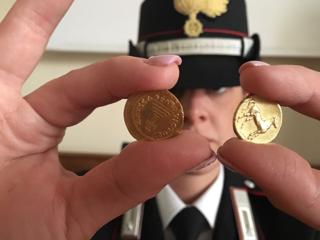 Carabinieri confiscano preziosa collezione di monete d’oro