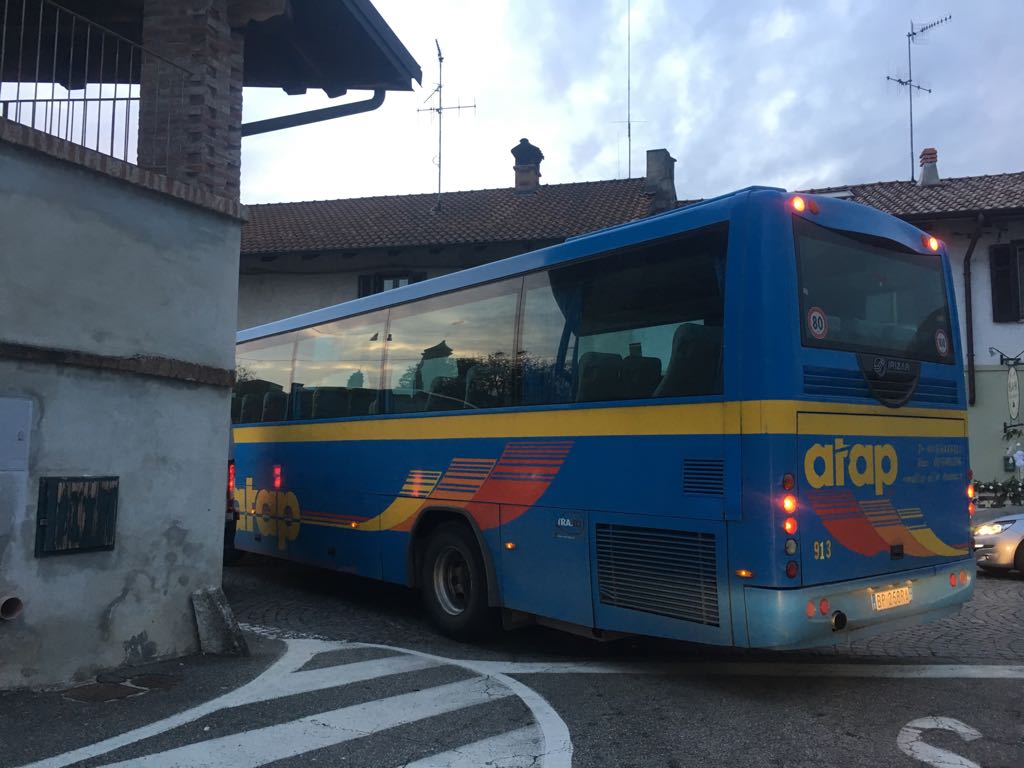 Pullman bloccato traffico in tilt