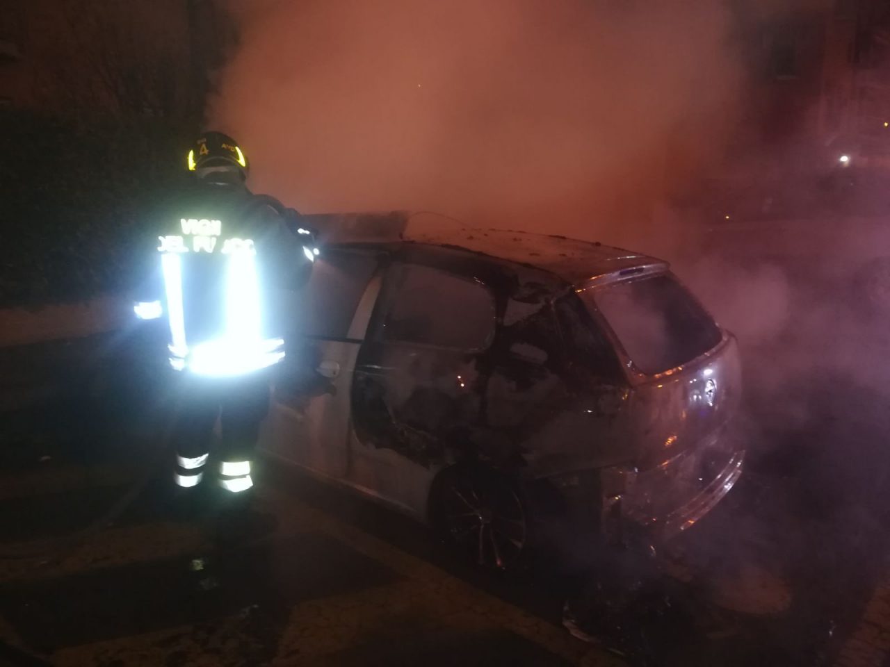 Incendio auto caccia al piromane LE FOTO