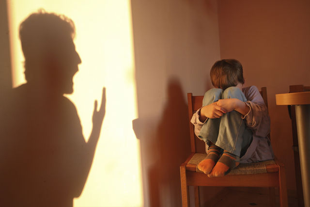 Chiudeva figlio nel bagagliaio papà condannato