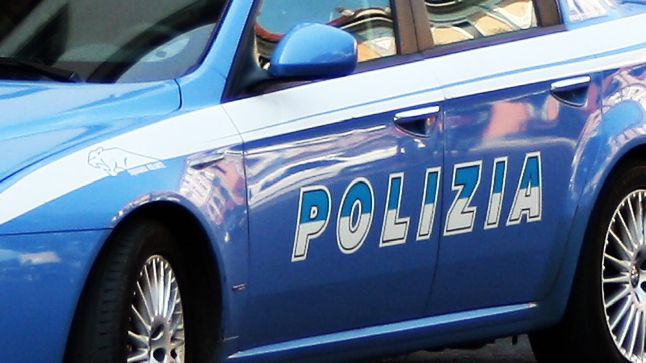 Ruba 400 euro dalla cassa di un supermercato