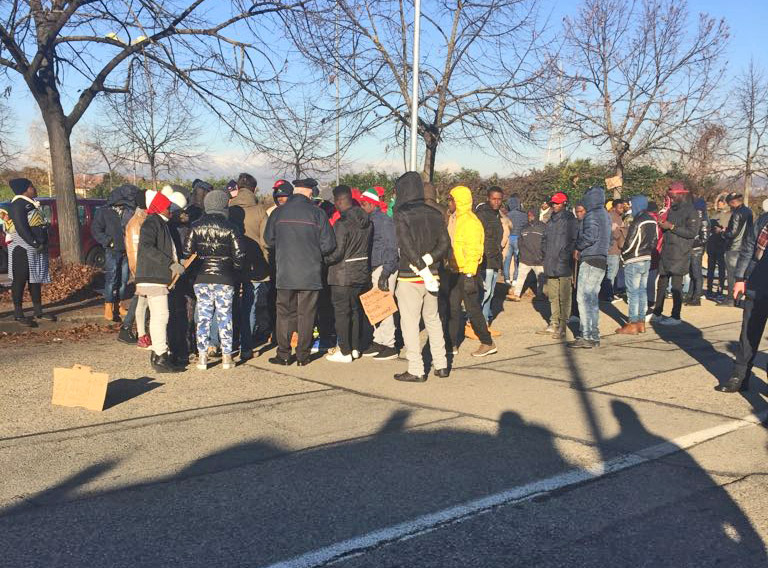 Rifugiati occupano una strada per protesta