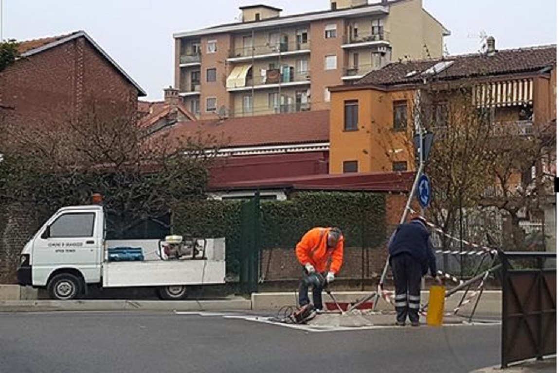 Auto abbatte segnaletica sulla rotatoria