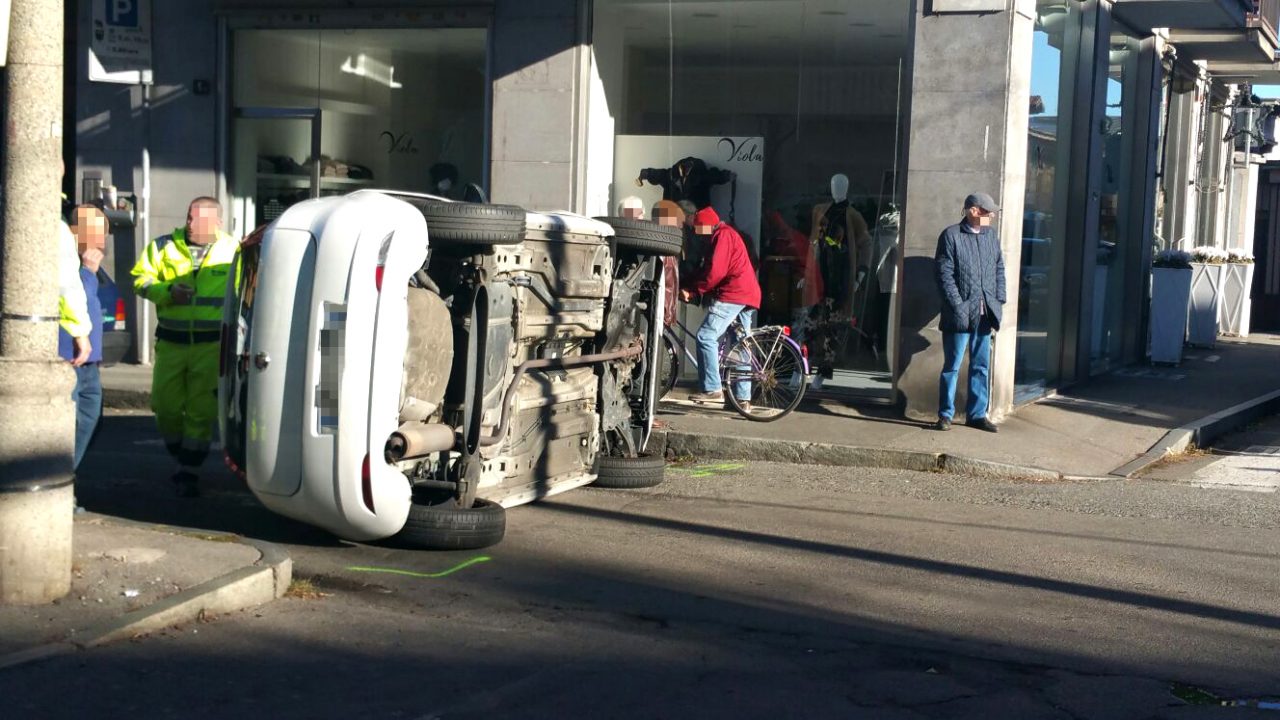 incidente stradale, venaria reale, vigili urbani, auto ribaltata