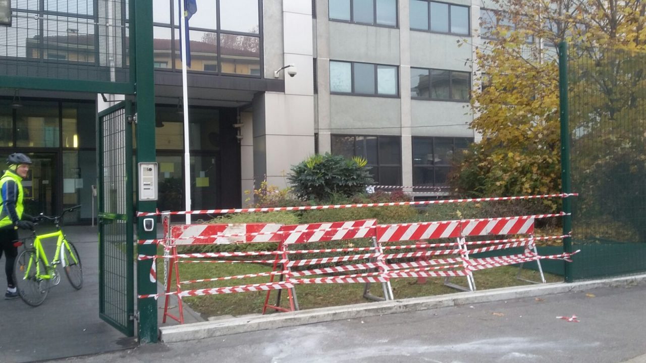 Automobilista ubriaco sfonda recinzione dei vigili urbani