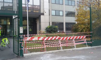 Automobilista ubriaco sfonda recinzione dei vigili urbani