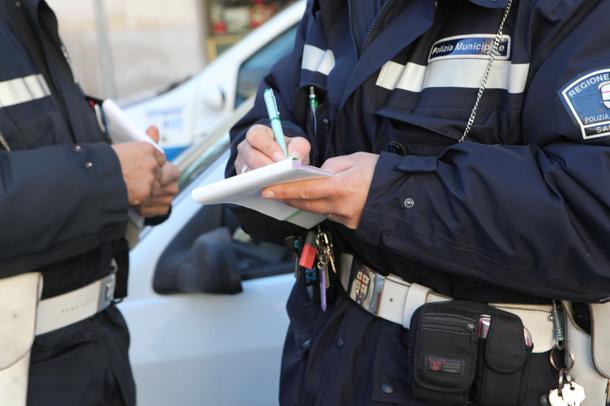 Viaggia senza biglietto e non fornisce documenti denunciato