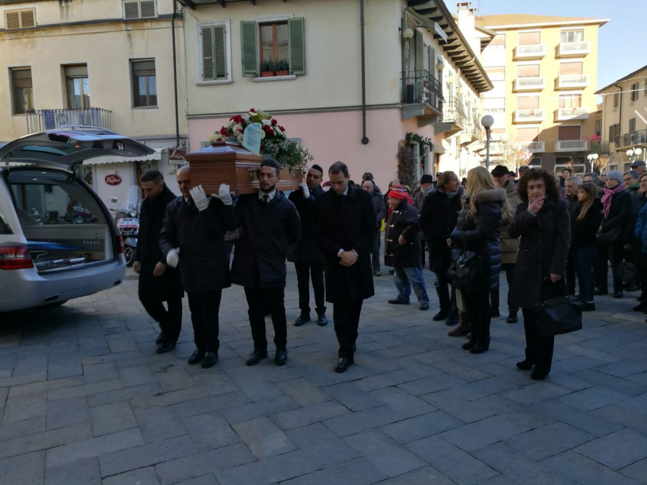 Folla commossa per salutare Mario Sala LE FOTO
