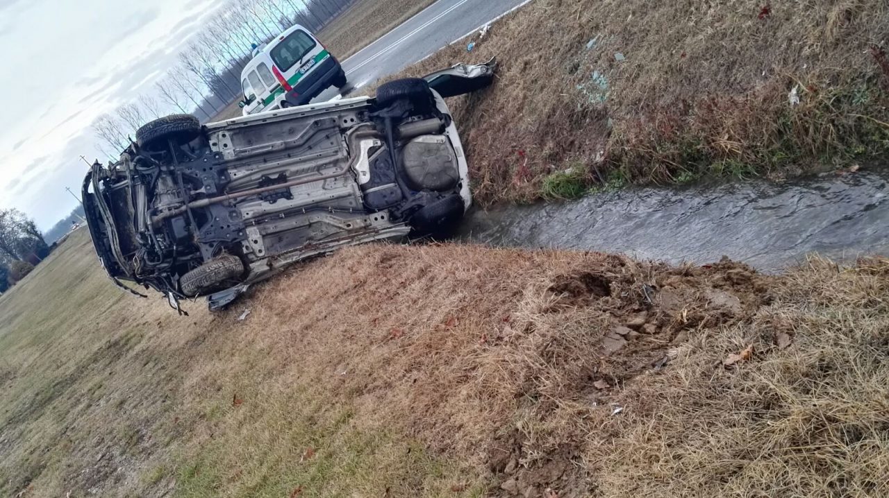 Auto ribaltata uscita autostrada i feriti