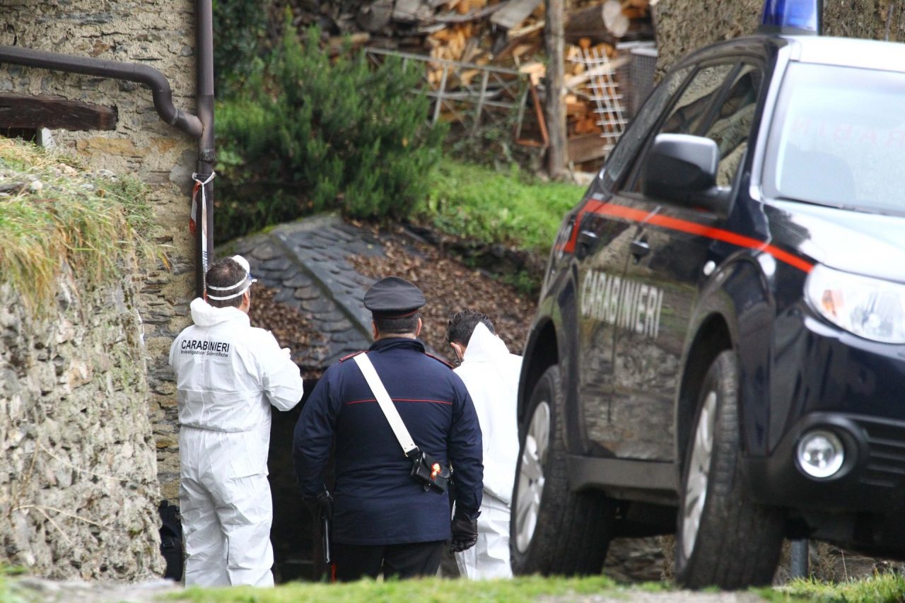 Cadavere carbonizzato trovato in strada è giallo