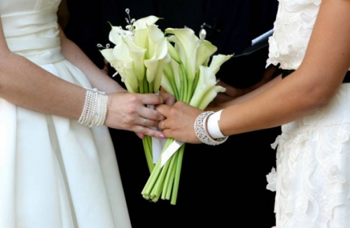Ragazze spose sono diventate mamme